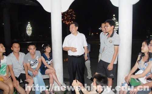 湖北民族學(xué)院2012屆五千余名畢業(yè)生今起踏上新征程