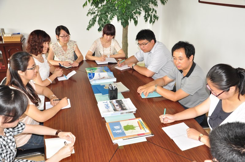 院長與學生助理親密交談