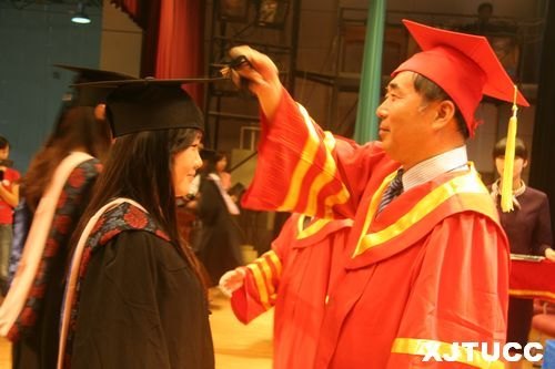 西安交通大學(xué)城市學(xué)院隆重舉行2012屆畢業(yè)典禮暨學(xué)位授予儀式