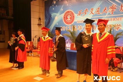 西安交通大學(xué)城市學(xué)院隆重舉行2012屆畢業(yè)典禮暨學(xué)位授予儀式