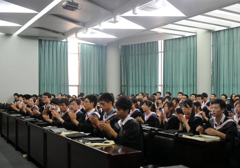經濟與管理系舉行首屆本科生畢業典禮
