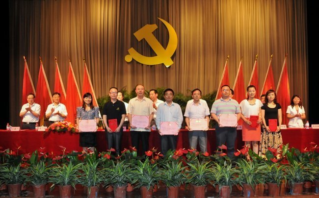 重溫黨史催奮進 創(chuàng)先爭優(yōu)促發(fā)展---常州工學院隆重舉行慶祝中國共產(chǎn)黨成立91周年暨創(chuàng)先爭優(yōu)活動表彰大會