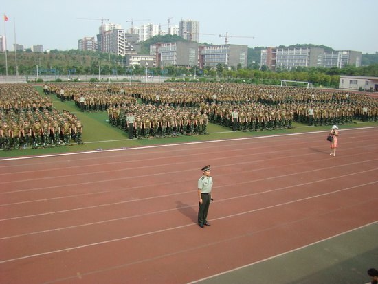重慶醫(yī)科大學(xué)2011級學(xué)生軍訓(xùn)開訓(xùn)典禮順利舉行