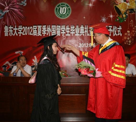 魯東大學舉行2012屆(夏季)外國留學生畢業典禮