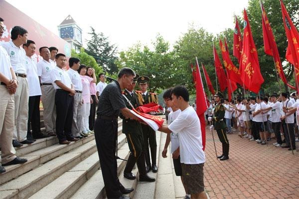 魯東大學(xué)舉行2012年大學(xué)生暑期社會(huì)實(shí)踐活動(dòng)出征儀式
