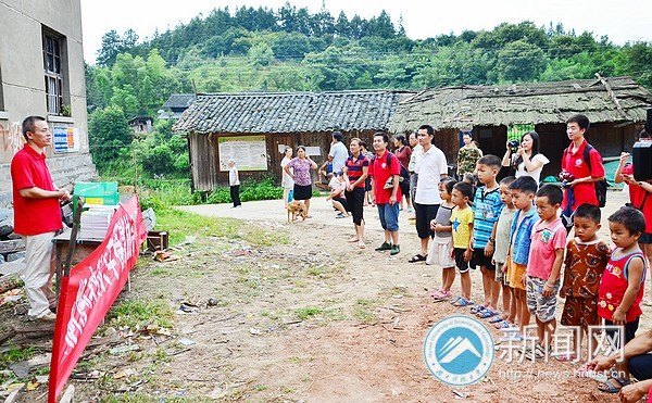 “愛心行動”為偏遠(yuǎn)山村送去一份關(guān)愛