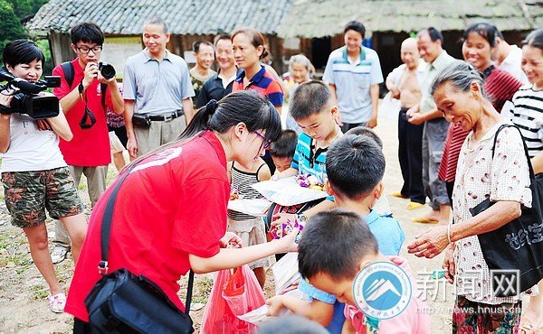 “愛心行動”為偏遠(yuǎn)山村送去一份關(guān)愛