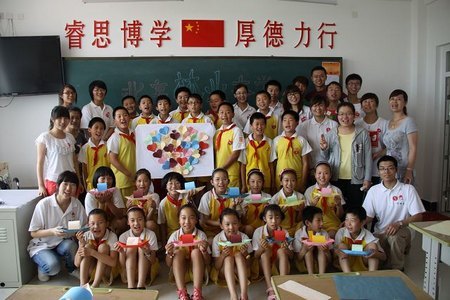材料啟明星暑期實(shí)踐隊(duì)撫順重走雷鋒路
