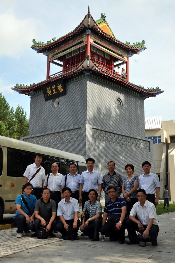 校黨委書(shū)記馬國(guó)防率團(tuán)考察黑河學(xué)院