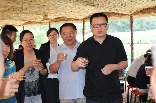 長春建筑學(xué)院舉辦消夏聯(lián)歡會 董事長親切慰問