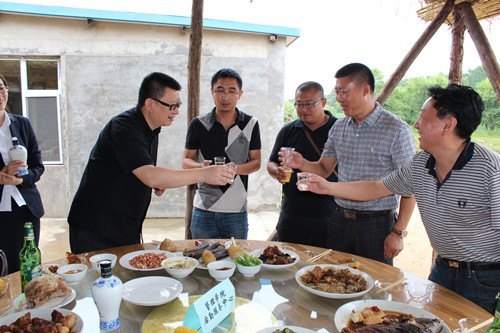 長春建筑學(xué)院舉辦消夏聯(lián)歡會 董事長親切慰問