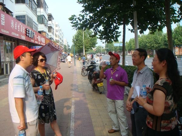 許昌學院正院級調研員汪慶華慰問“文明天使志愿服務行動計劃”上崗人員