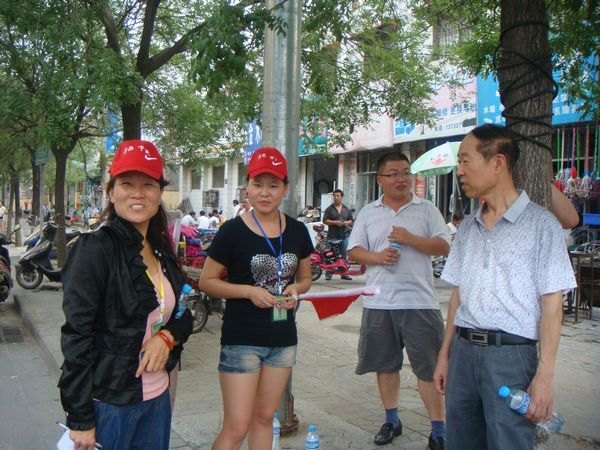 許昌學院正院級調研員汪慶華慰問“文明天使志愿服務行動計劃”上崗人員