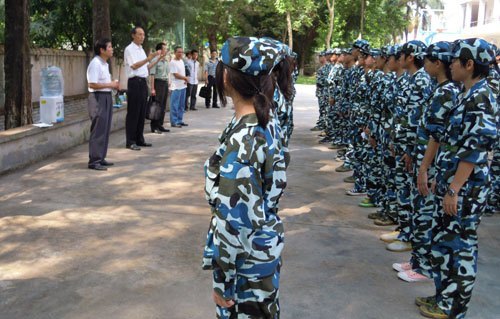 和飛看望附中新生軍訓(xùn) 冀望學(xué)校前景美好