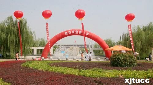 西安交通大學城市學院喜迎2012級新生報到