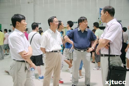 西安交通大學城市學院喜迎2012級新生報到