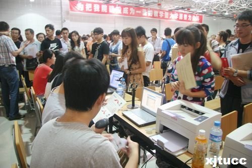 西安交通大學城市學院喜迎2012級新生報到