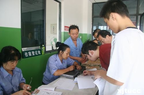 西安交通大學城市學院喜迎2012級新生報到