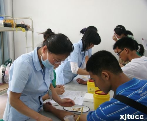 西安交通大學城市學院喜迎2012級新生報到