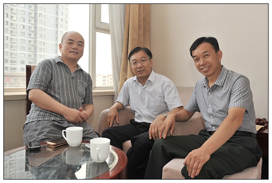 孫建中院長會見左權(quán)歌王石占明和作家劉紅慶
