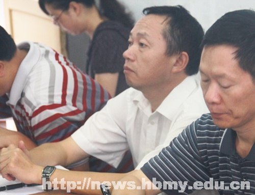 學校領(lǐng)導檢查秋季學期開學第一天教學工作