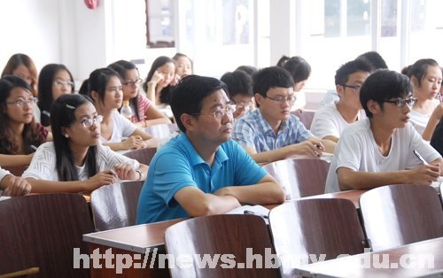 學校領(lǐng)導檢查秋季學期開學第一天教學工作