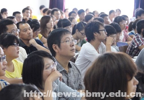 學校領(lǐng)導檢查秋季學期開學第一天教學工作