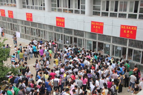 校領導到燕山大學里仁學院視察2012級里仁學院新生報到情況