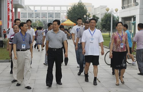 校領導到燕山大學里仁學院視察2012級里仁學院新生報到情況