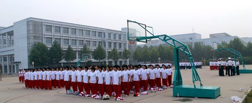 燕山大學里仁學院2012屆新生積極投入軍訓學習