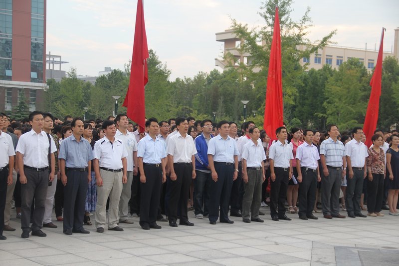許昌學(xué)院隆重舉行新學(xué)期升國旗儀式