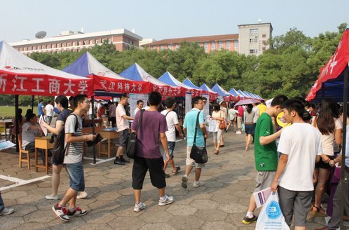 2013年全國研究生招生現(xiàn)場咨詢會(長沙站)在中南大學(xué)舉行