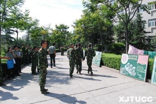 絢麗多彩板報(bào) 抒發(fā)綠色情懷