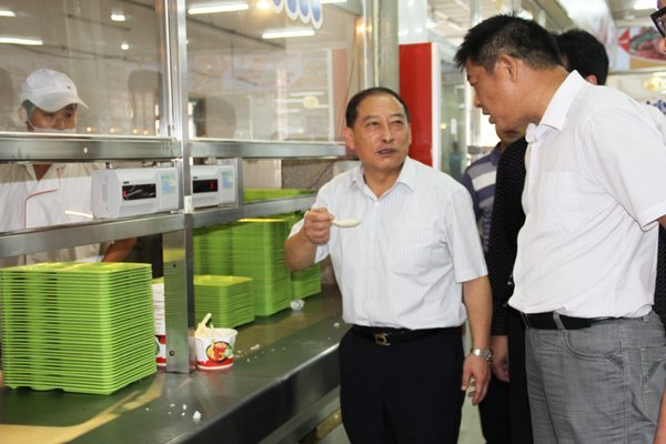 皖西學院校領導檢查開學學生食堂工作