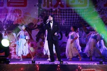 迎新晚會笑語歡歌美麗煙花綻放夜空