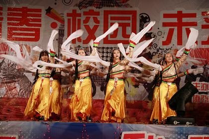 迎新晚會笑語歡歌美麗煙花綻放夜空