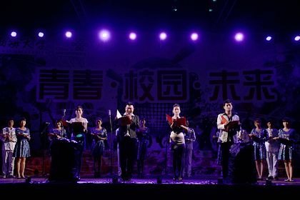 迎新晚會笑語歡歌美麗煙花綻放夜空