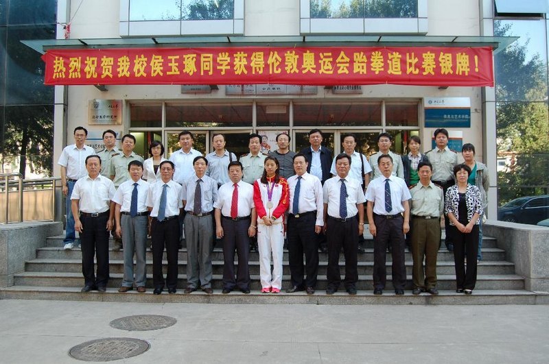 校領導親切接見侯玉琢同學