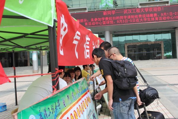 校領導親切看望研究生新生和迎新工作人員