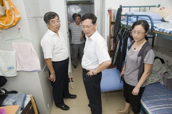 黨委書記崔明德一行到學生宿舍、食堂和公安處調研