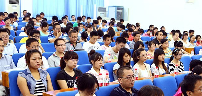 學校熱情歡迎首批碩士研究生