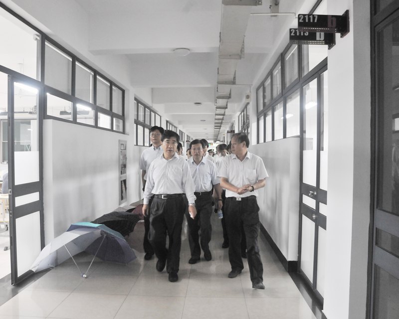 校領導視察校園環境 強調做好開學保障工作