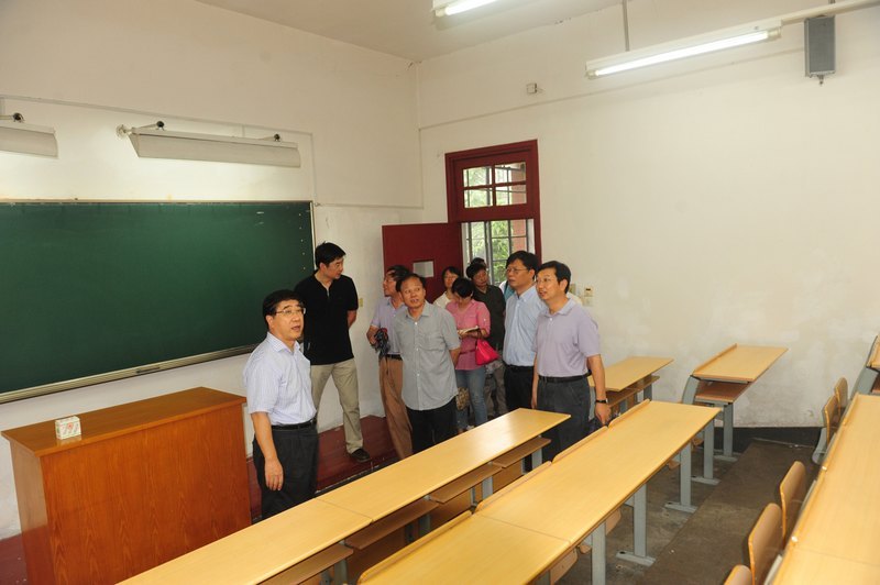 校領導視察校園環境 強調做好開學保障工作