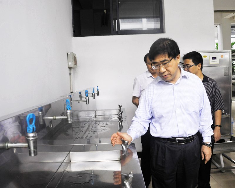 校領導視察校園環境 強調做好開學保障工作