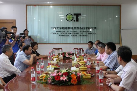 省委副書記梅克保在教師節前看望何繼善院士