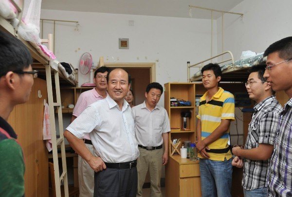 周應佳書記深入學生宿舍看望新生