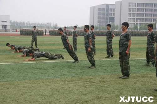 西安交通大學城市學院2012年學生軍事訓練總結表彰大會隆重召開