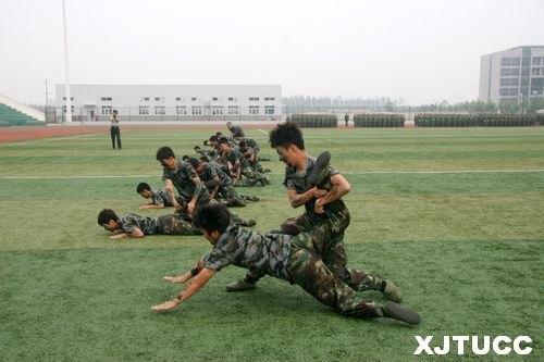 西安交通大學城市學院2012年學生軍事訓練總結表彰大會隆重召開