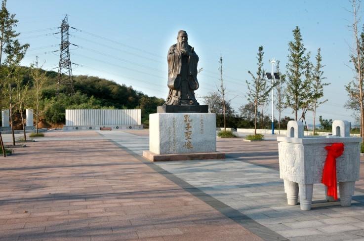 魯東大學文化新景觀杏壇影壁完工