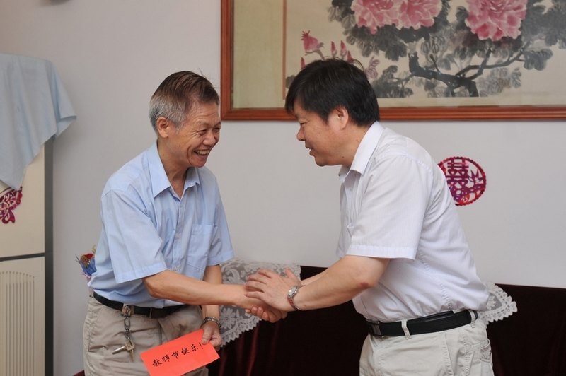 學校領導在教師節前夕走訪慰問一線教師